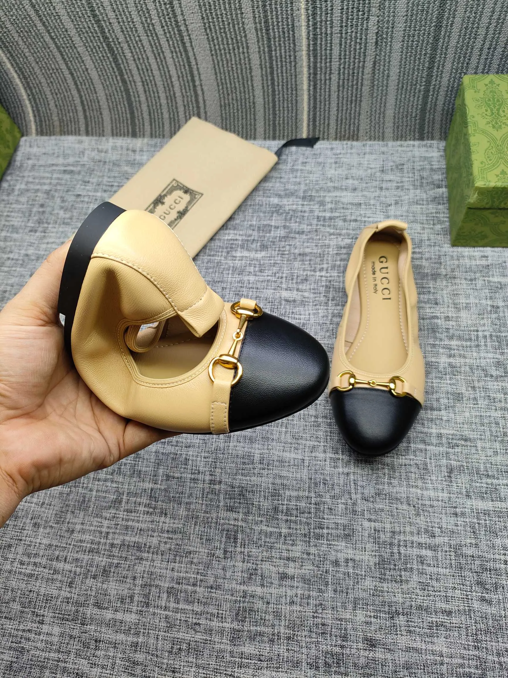 👟👟Ex-factory price 320👟👟 GUCCI's latest horsebit women's flat ballet shoes and egg roll shoes are super comfortable. The fabric is made of imported top-grade soft sheepskin. It is very comfortable on the feet and will not rub your feet. You can also roll it up and put it in your bag. It is easy to carry with you. The super soft soles are a must-have item for fairies whether you are going out for business, work, travel, shopping or at home. Fashionable and versatile, it is an indispensable pair of shoes for you. Fabric: Made of imported soft sheepskin Color: 6 colors available Outsole: PPC rubber outsole Size 34-42 (34.41.42 needs to be customized)